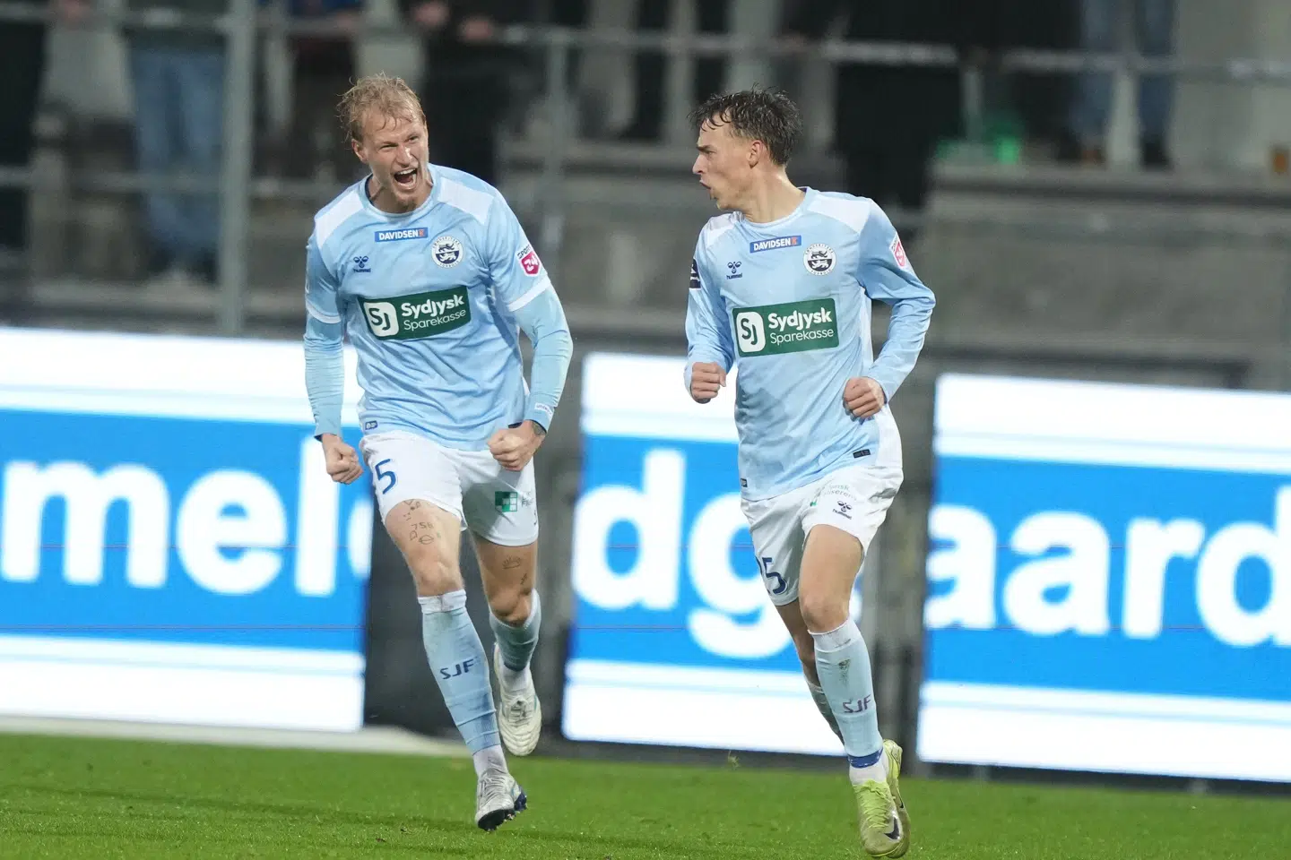 Magnus Jensen og Mads Agger fejrer sidstnævntes 1-1-udligning.