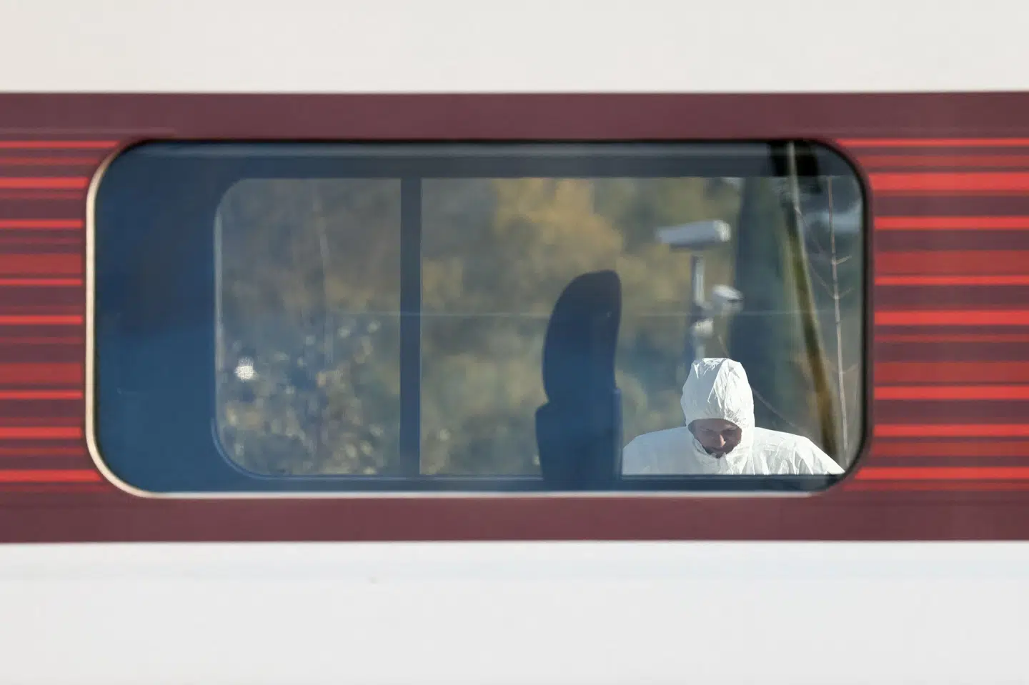 En retsmediciner arbejder i et tog i England, hvor knivstikkeri fandt sted.