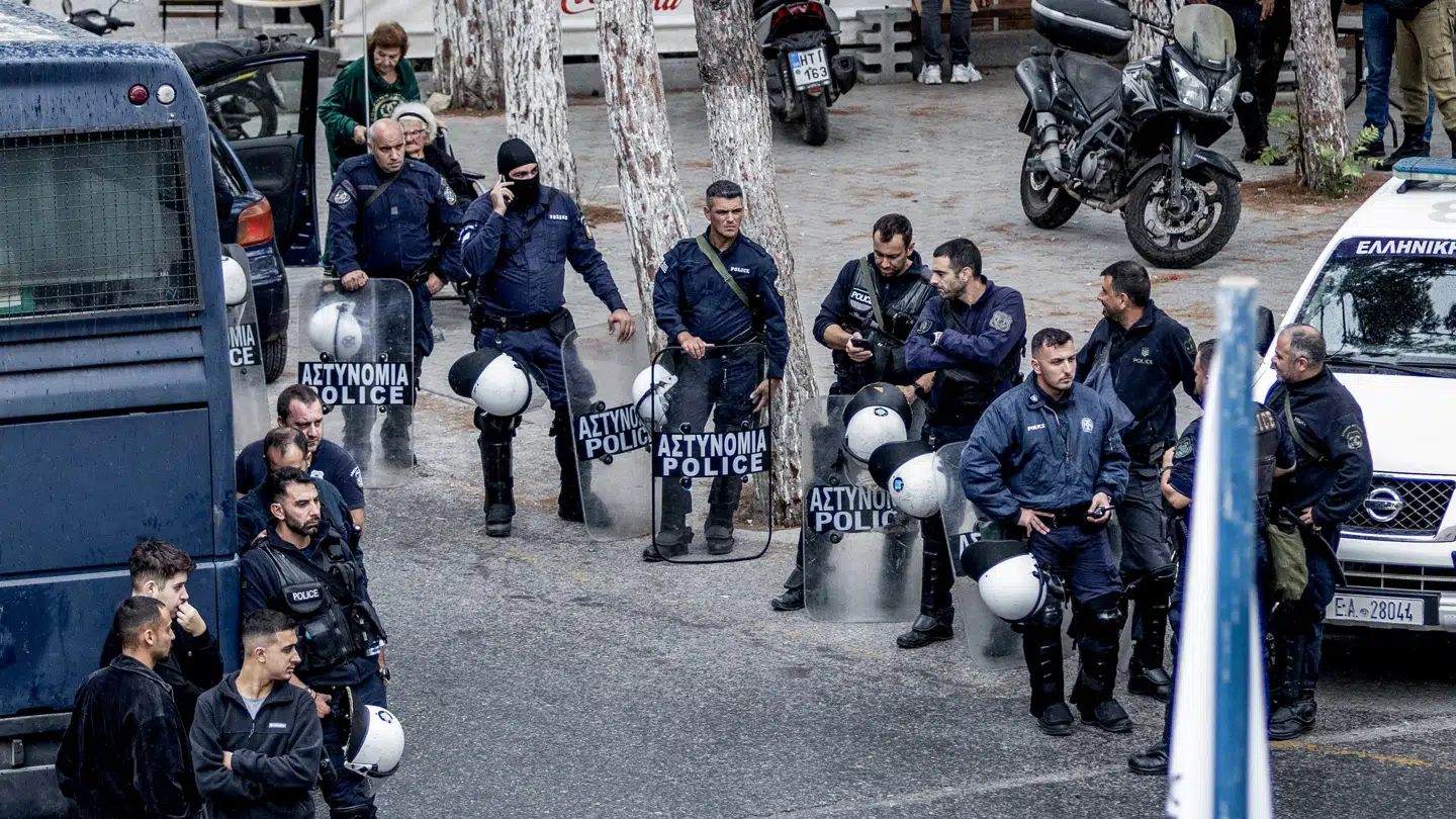 Nyhedsbureauet Reuters skriver, at mindst ti er såret, mens der ifølge det tyske nyhedsbureau dpa er tale om mindst 14, herunder flere børn.