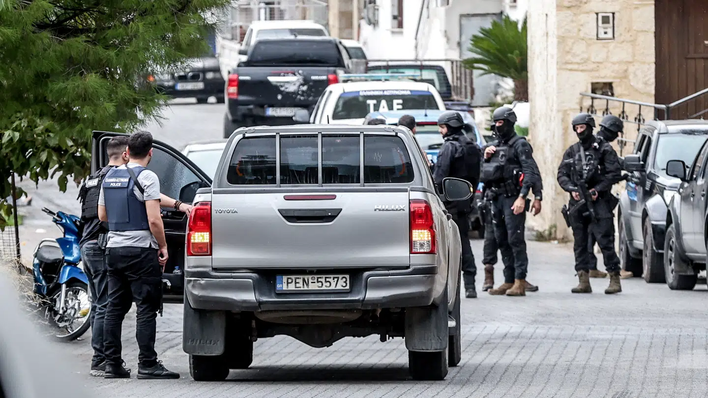 En talsperson fra politiet fortæller, at skyderiet kommer i kølvandet på en eksplosion, der ramte en byggeplads fredag. En bombe blev detoneret og skabte ifølge det lokale politi omfattende materiel skade.