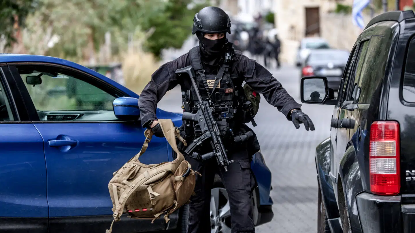 Netavisen eKathimerini skriver, at konflikten omhandler ejerskab over græsningsarealer på den sydlige del af Kreta.