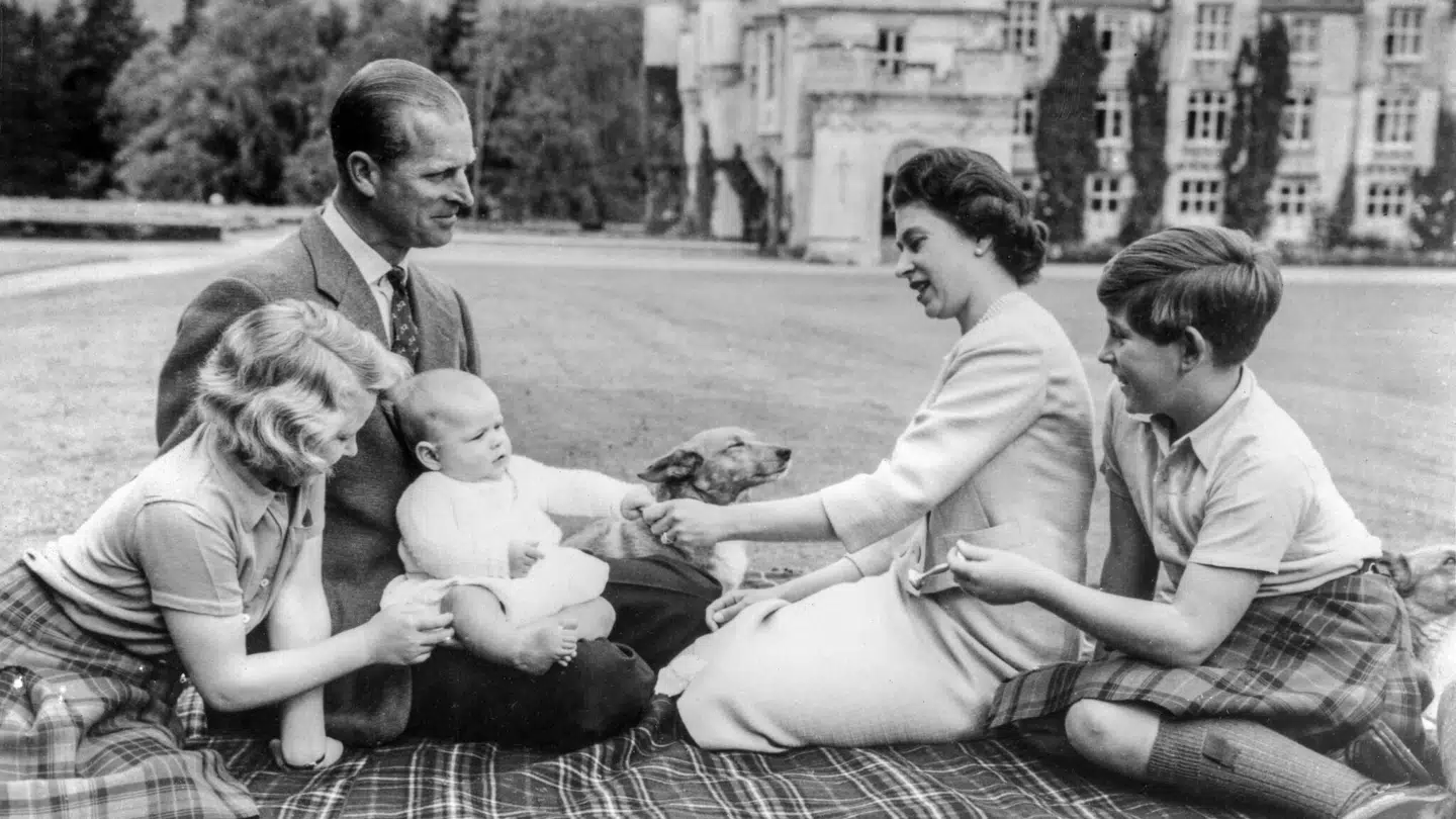 Dronning Elizabeth med sin mand og deres tre ældste børn i 1960.