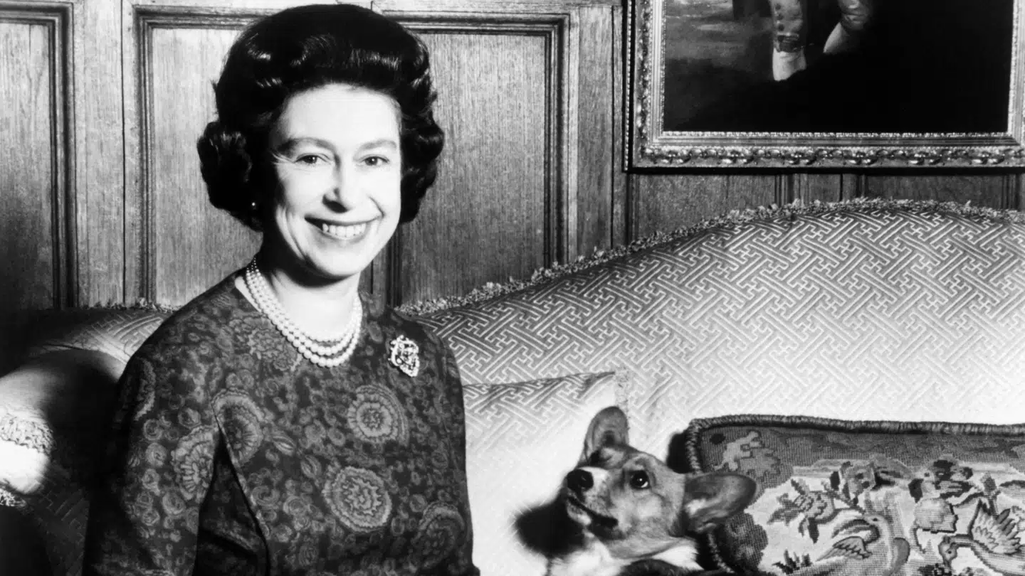 Dronningen og sin hund i 1970.