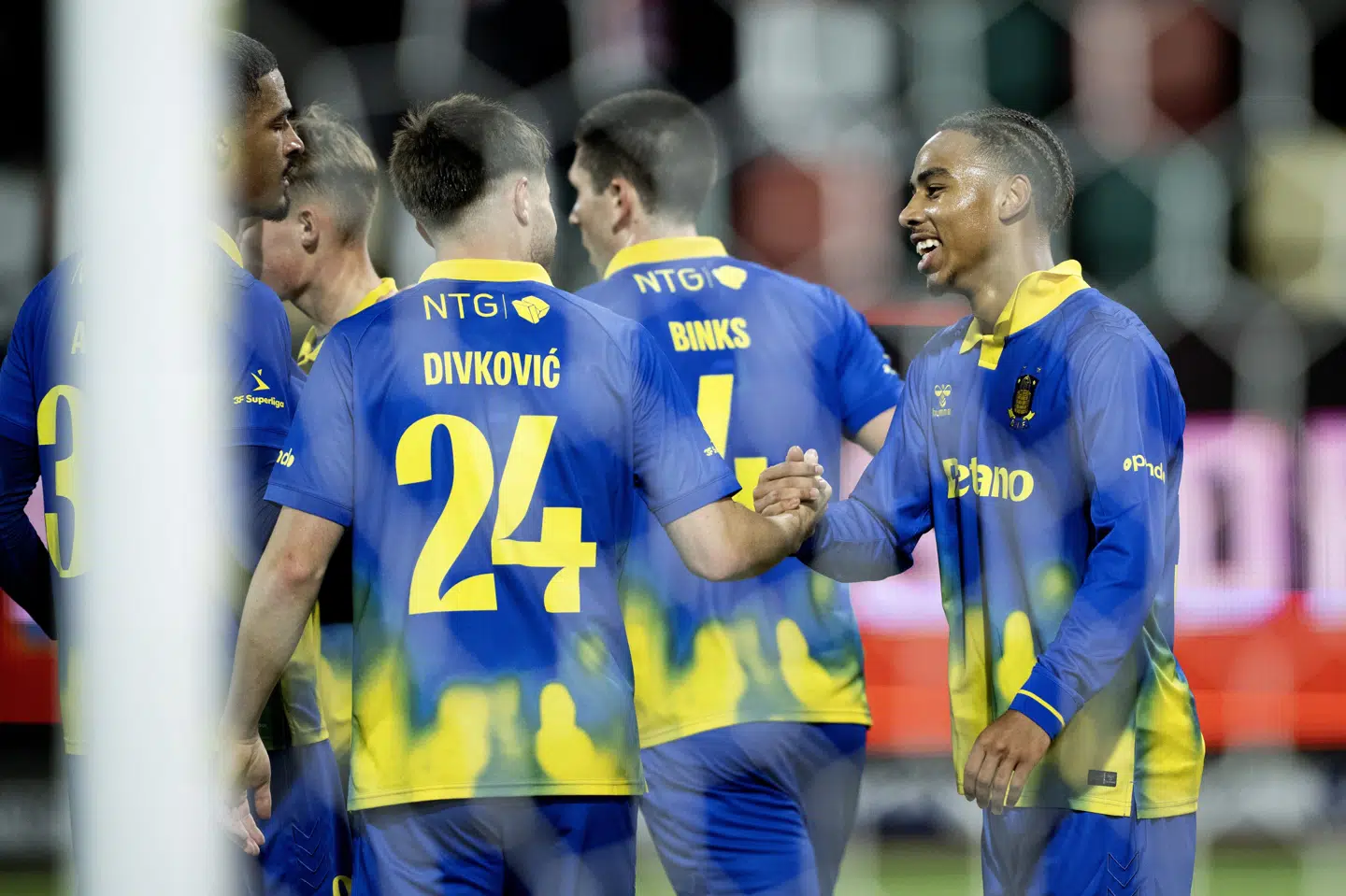 Noah Nartey (til venstre) har scoret syv mål og lavet tre assister i sine seneste syv kampe for Brøndby.