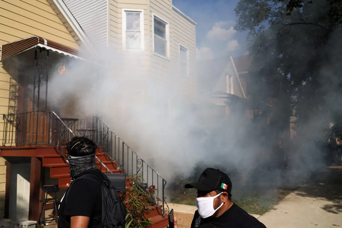 Agenter fra ICE brugte i oktober tåregas mod demonstranter i et beboelsesområde i den amerikanske storby Chicago. Demonstranterne protesterede mod immigrationsmyndighedernes razziaer. (Arkivfoto).
