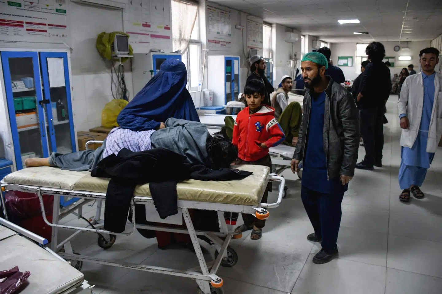 En person, der er kommet til skade i et jordskælv i det nordlige Afghanistan, modtager behandling på et hospital i byen Mazar-i-Sharif natten til mandag.