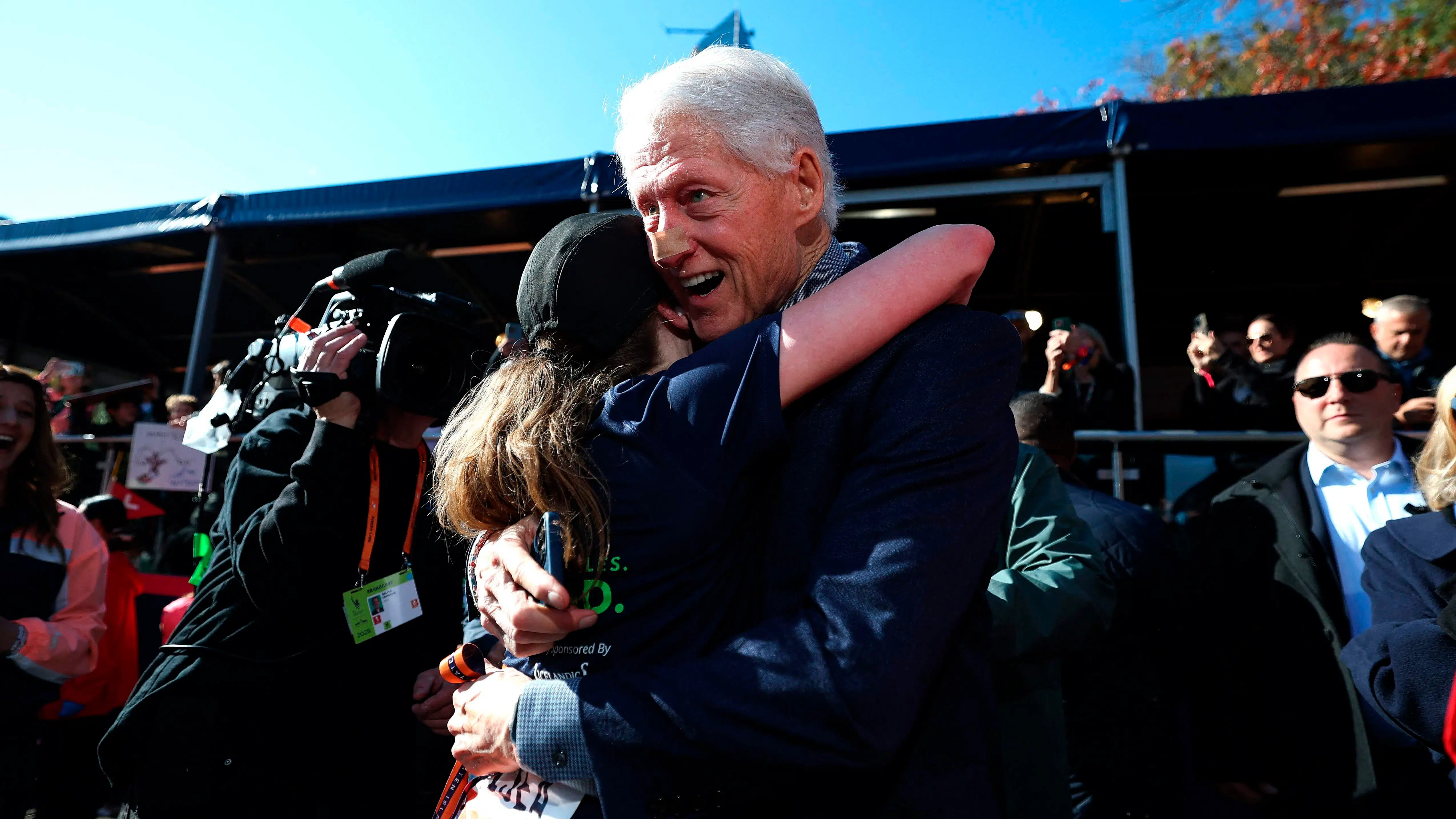 Stor mystik: Bill Clinton dukker op med plaster