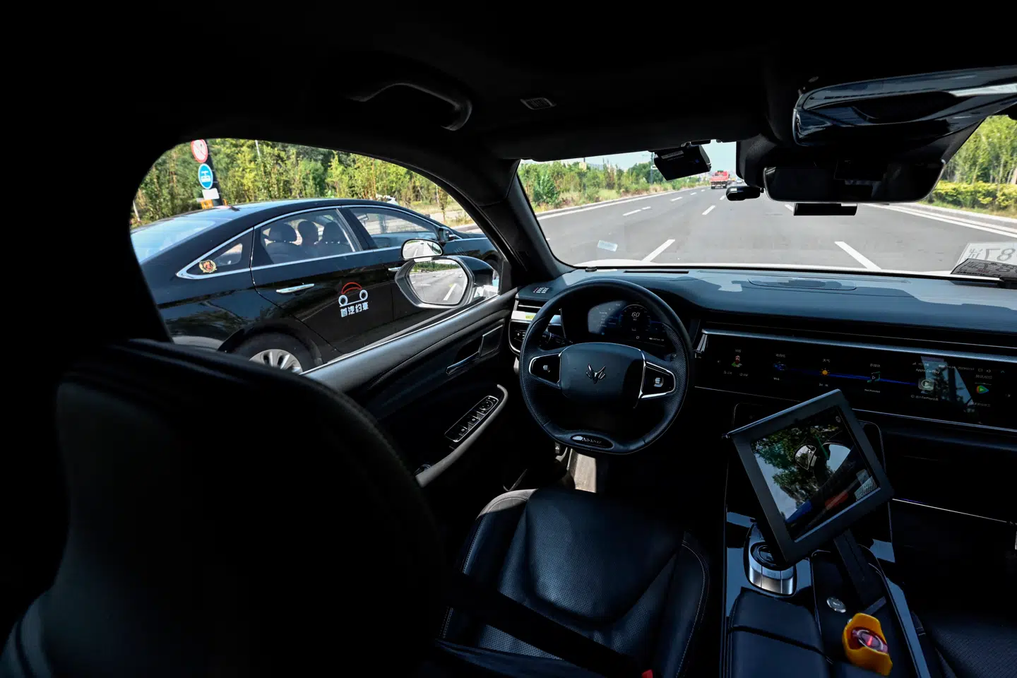 Baidu Apollo har længe været i gang med at udvikle selvkørende biler. Her er det et af selskabets førerløs robotaxier, der kører gennem gaderne i Beijing 17. juli 2023.