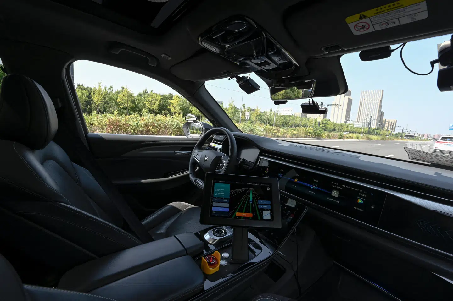 Baidu Apollo har længe været i gang med at udvikle selvkørende biler. Her er det et af selskabets førerløs robotaxier, der kører gennem gaderne i Beijing 17. juli 2023.