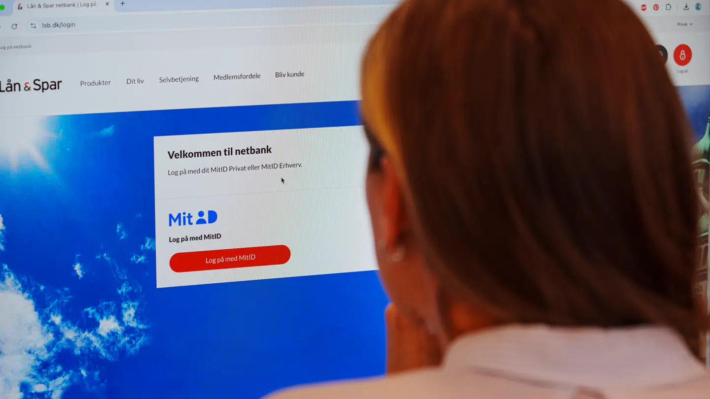 Netbanksvindel er blevet udbredt i de senere år. Kriminelle ringer og hævder typisk at være fra banken, hvorefter de instruerer ofret i at overføre penge til dem.