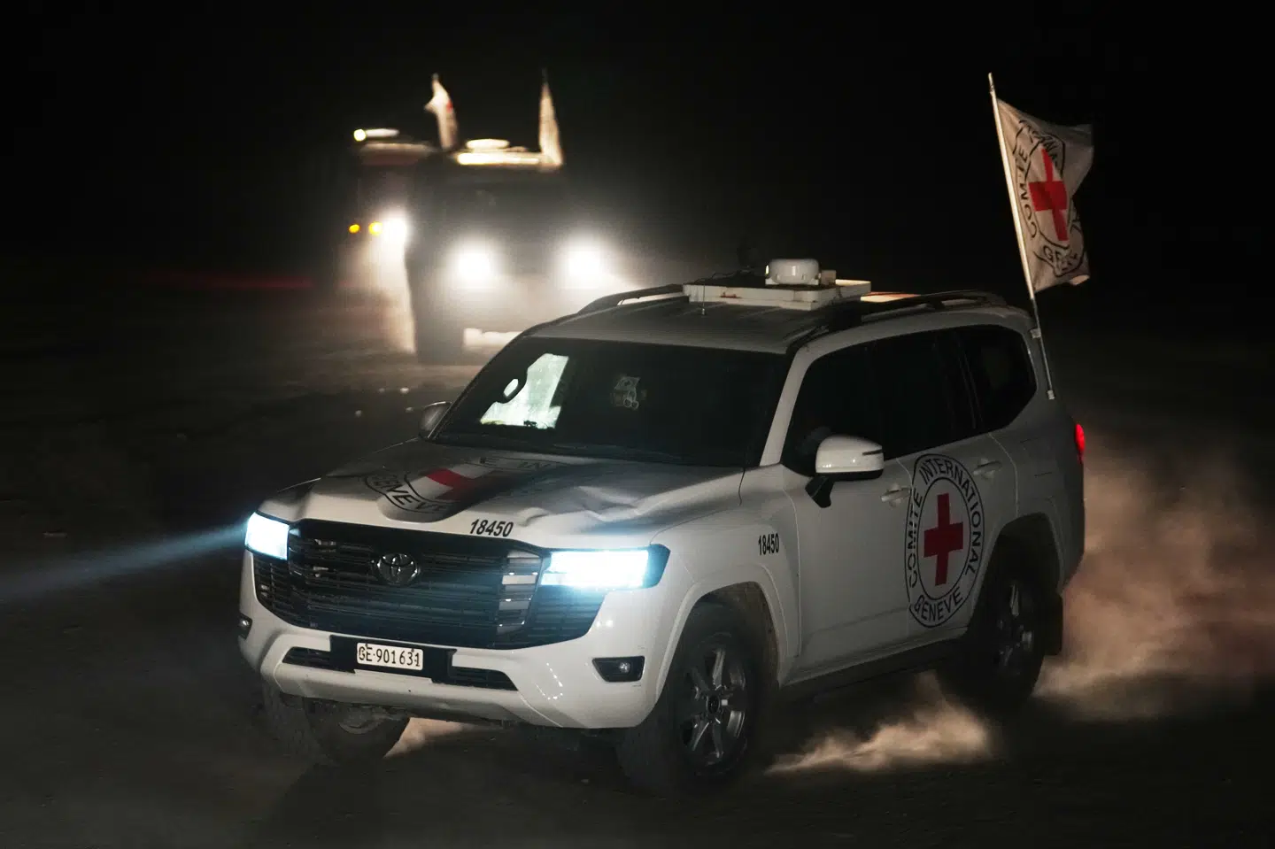 Røde Kors-biler med ligene fra tre israelske gidsler kørte søndag mod grænsen til Israel for at overrække dem til landets myndigheder. (Arkivfoto).