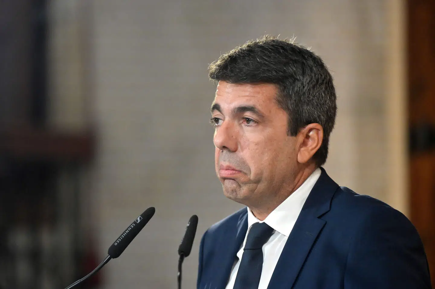 Den nu tidligere leder af Valencia-regionen i Spanien, Carlos Mazón, under et pressemøde for sin fratrædelse.