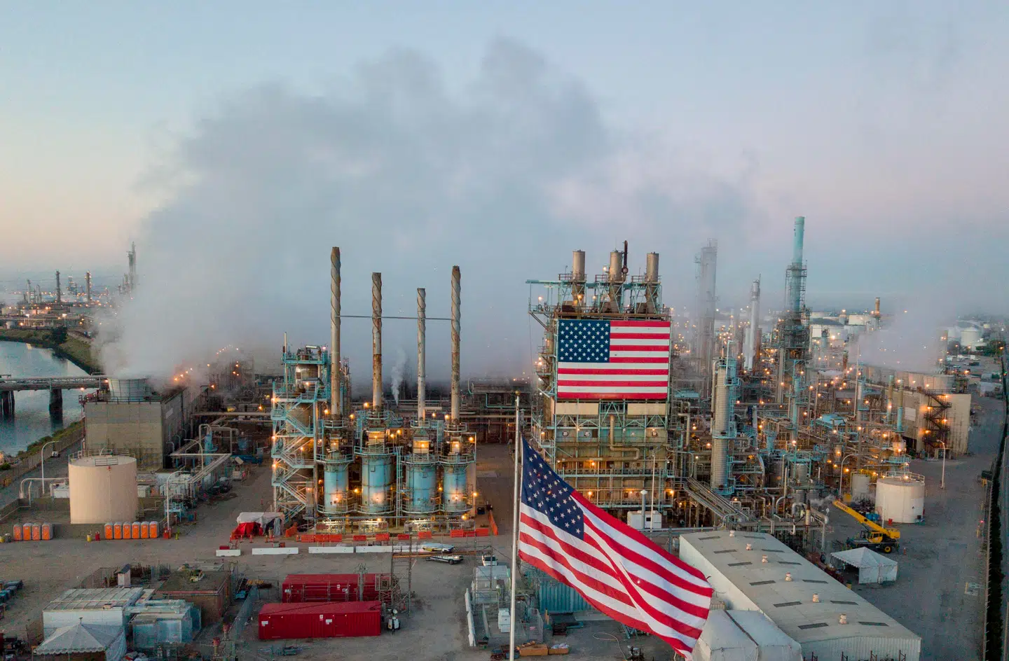 Mens Kina har verdens langt største udbygning af vedvarende energi, forsøger USA at åbne yderligere for de fossile sluser. Det vil man snart kunne aflæse direkte i klodens officielle klimaudsigt. Raffinaderi i Californien.