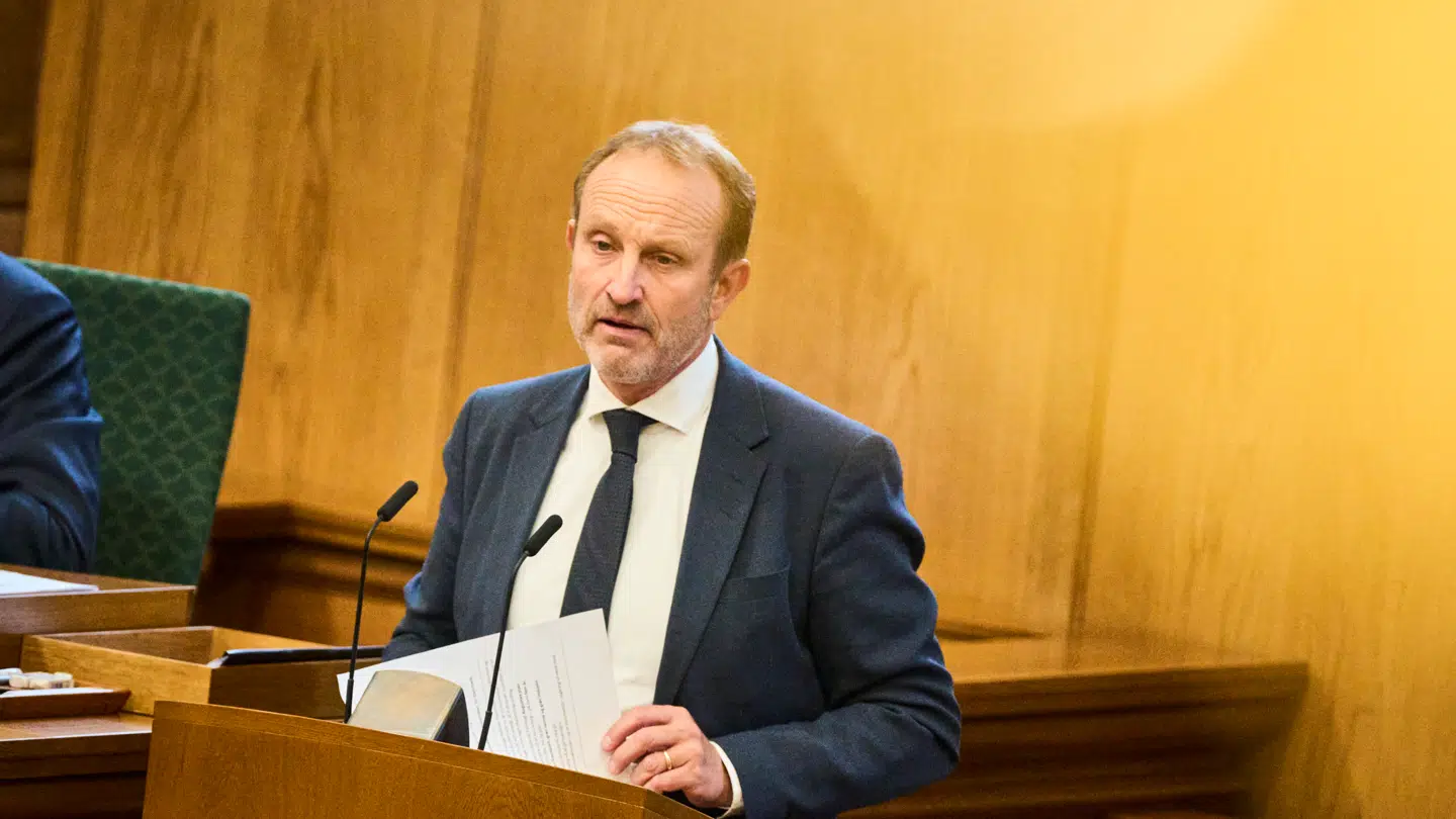 Politisk leder for Radikale Venstre Martin Lidegaard mener ikke at det er et problem med valgplakater og politiske budskaber på fremmedsprog i en dansk valgkamp. Det er B.Ts debatredaktør Joachim B. Olsen uenig i.