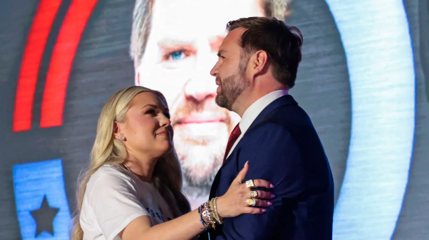 Det er ikke kun billedet af et intimt kram, der er gået verden rundt. Det er også de ting, der blev sagt.