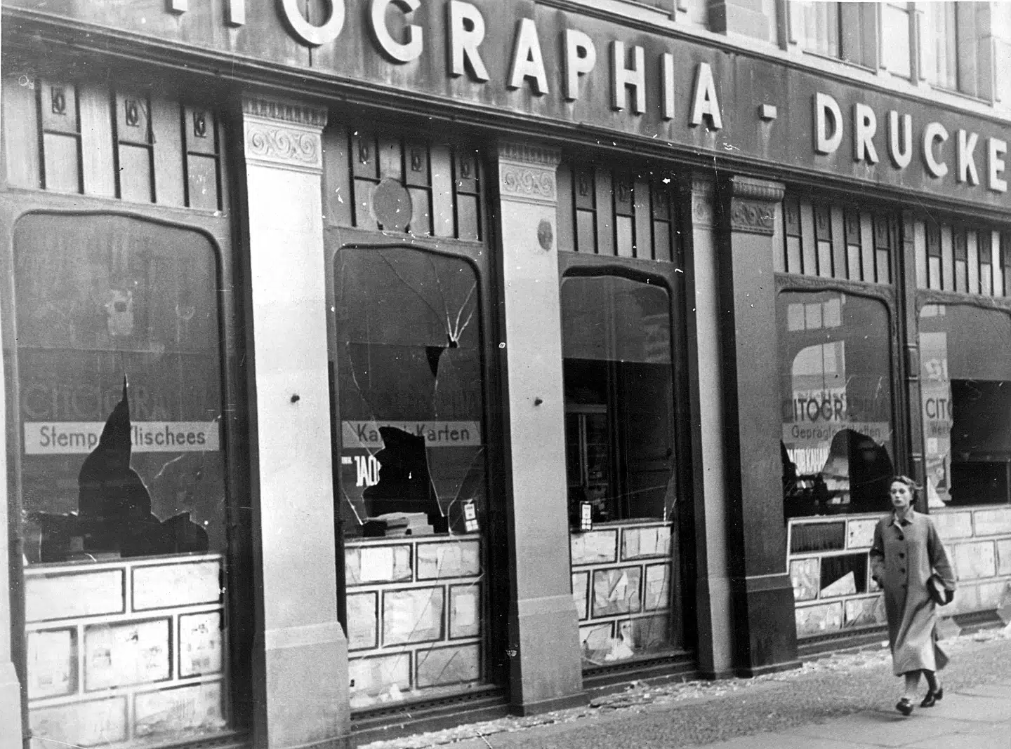 Årsdagen for Krystalnatten 9. november er en af de mere ubehagelige for tyskerne. Også fordi den minder os om, at jødeforfølgelserne ikke bare var nazisternes sag, skriver Finn Rudaizky.