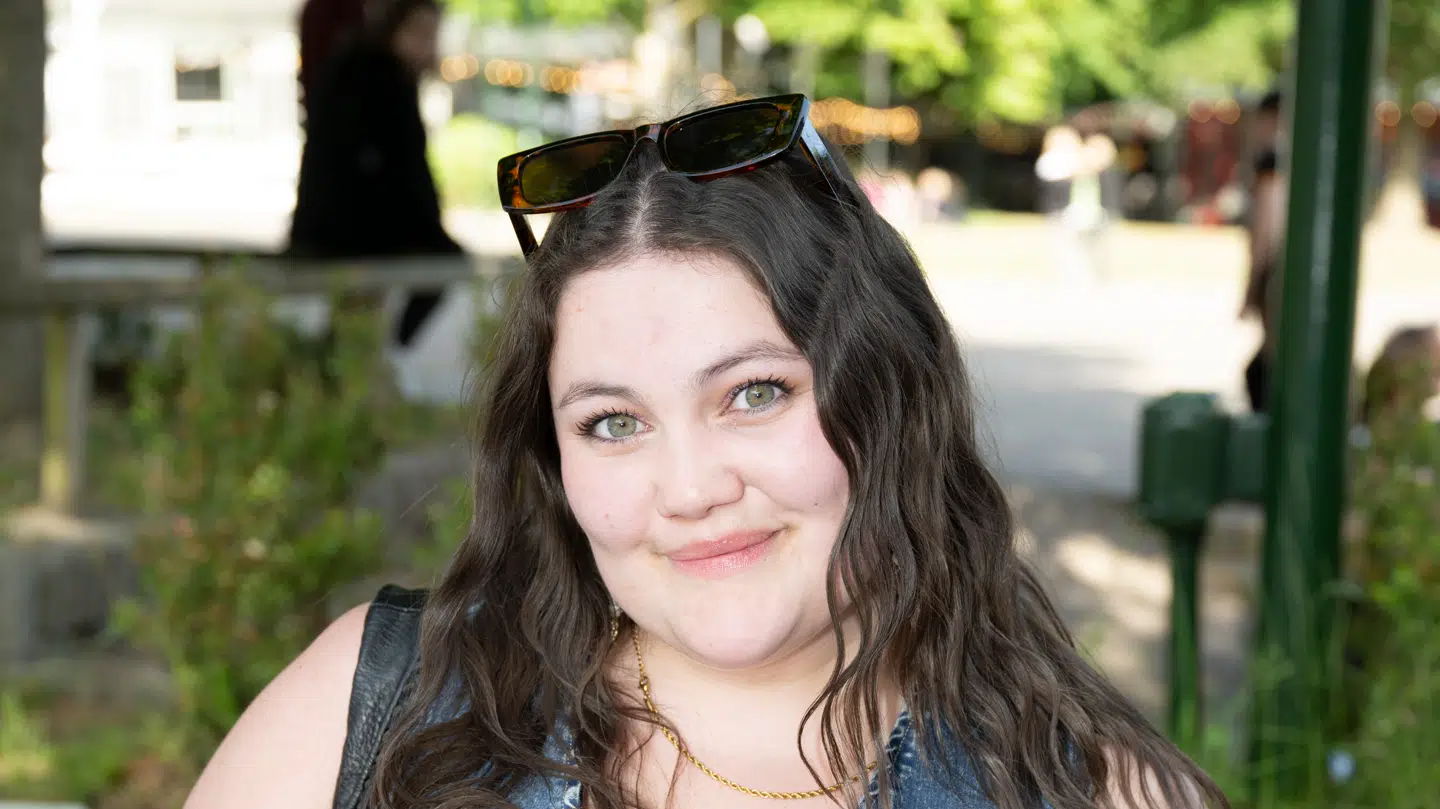 (Arkiv) Et år efter sin skilsmisse kysser Stephanie Siguenza på en ny fyr.