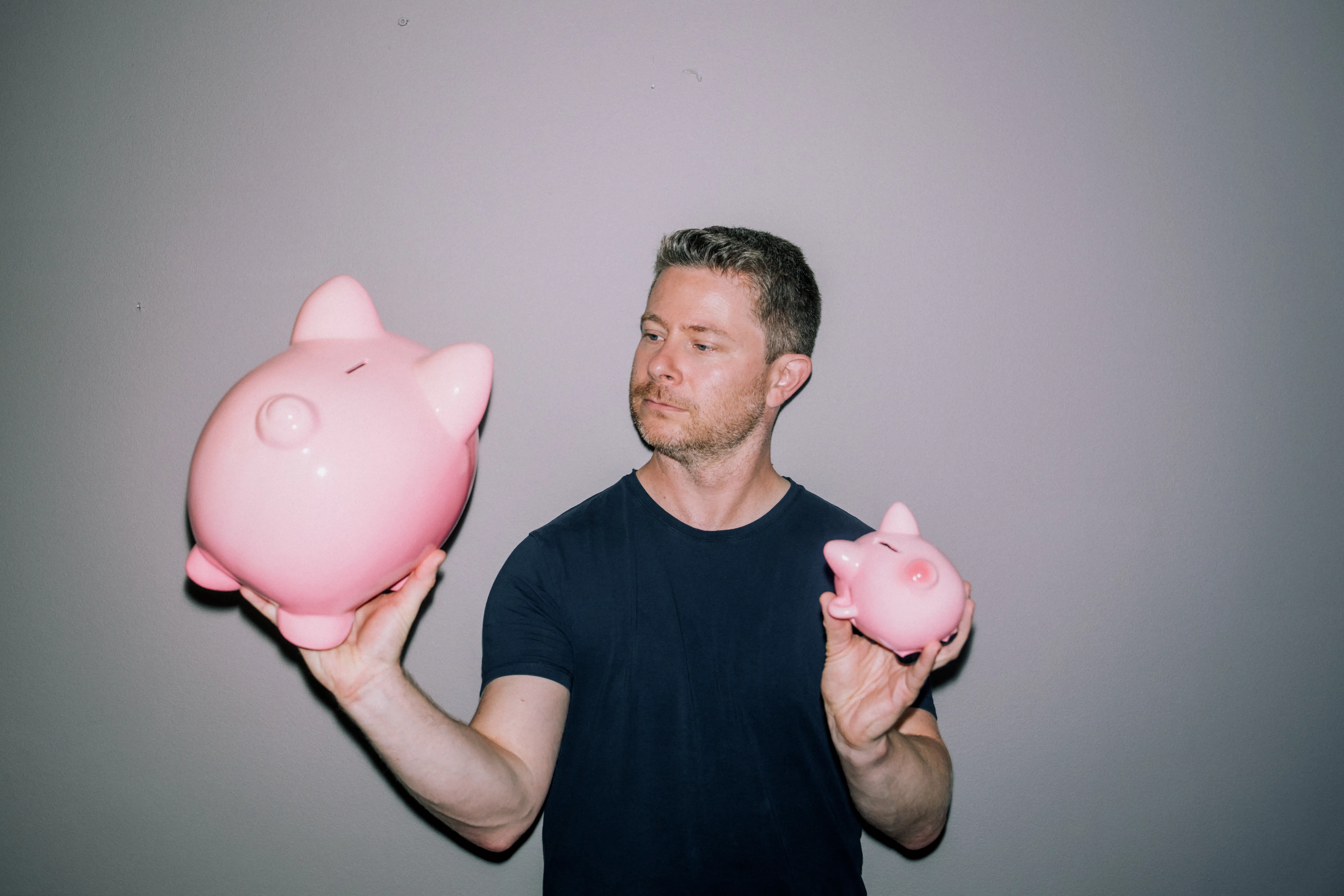 Han rådgiver familier i at få børneopsparingen til at vokse. Sådan taler han med sine egne døtre om investering