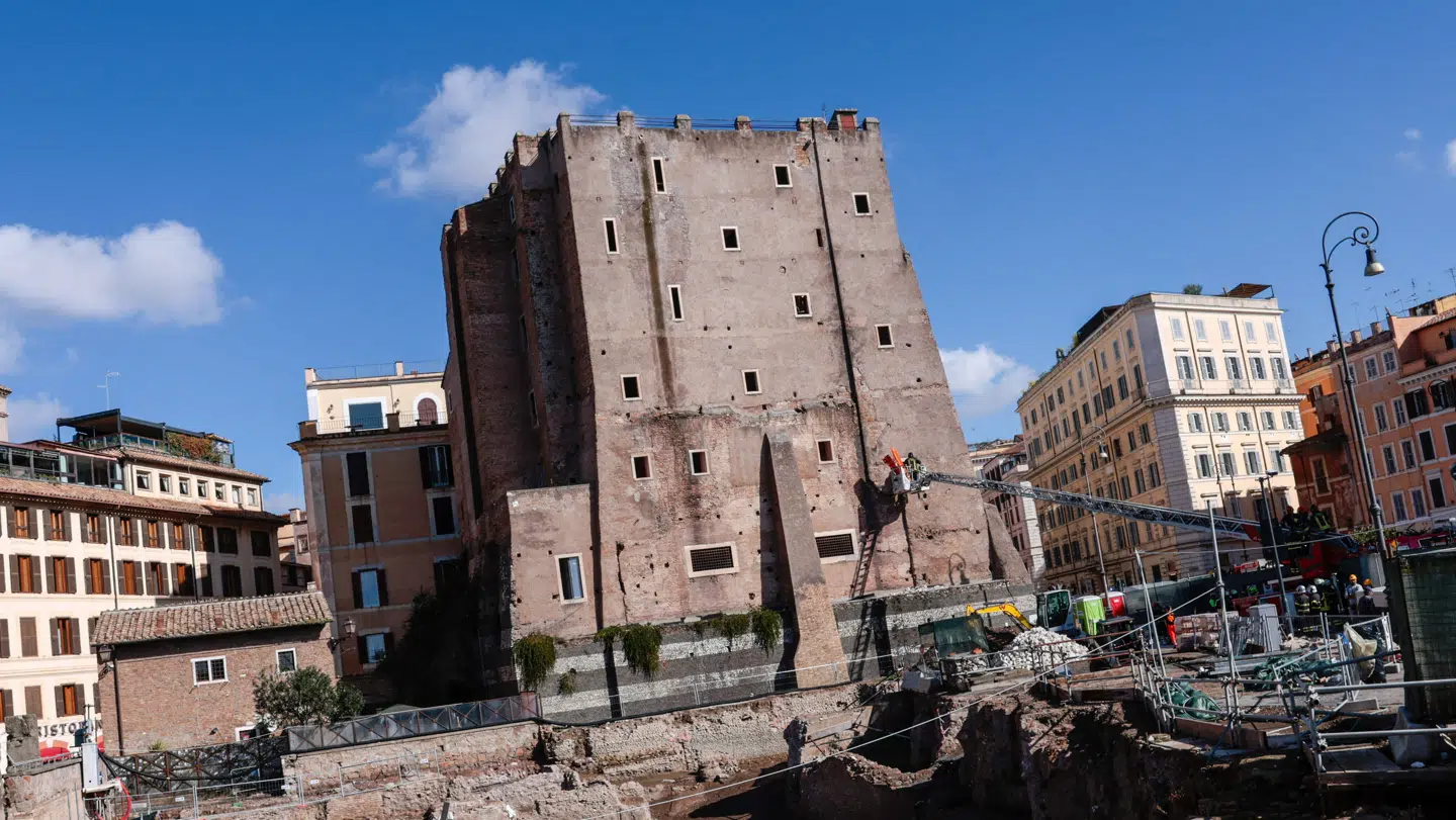 Tårnet ligger tæt på Colosseum.