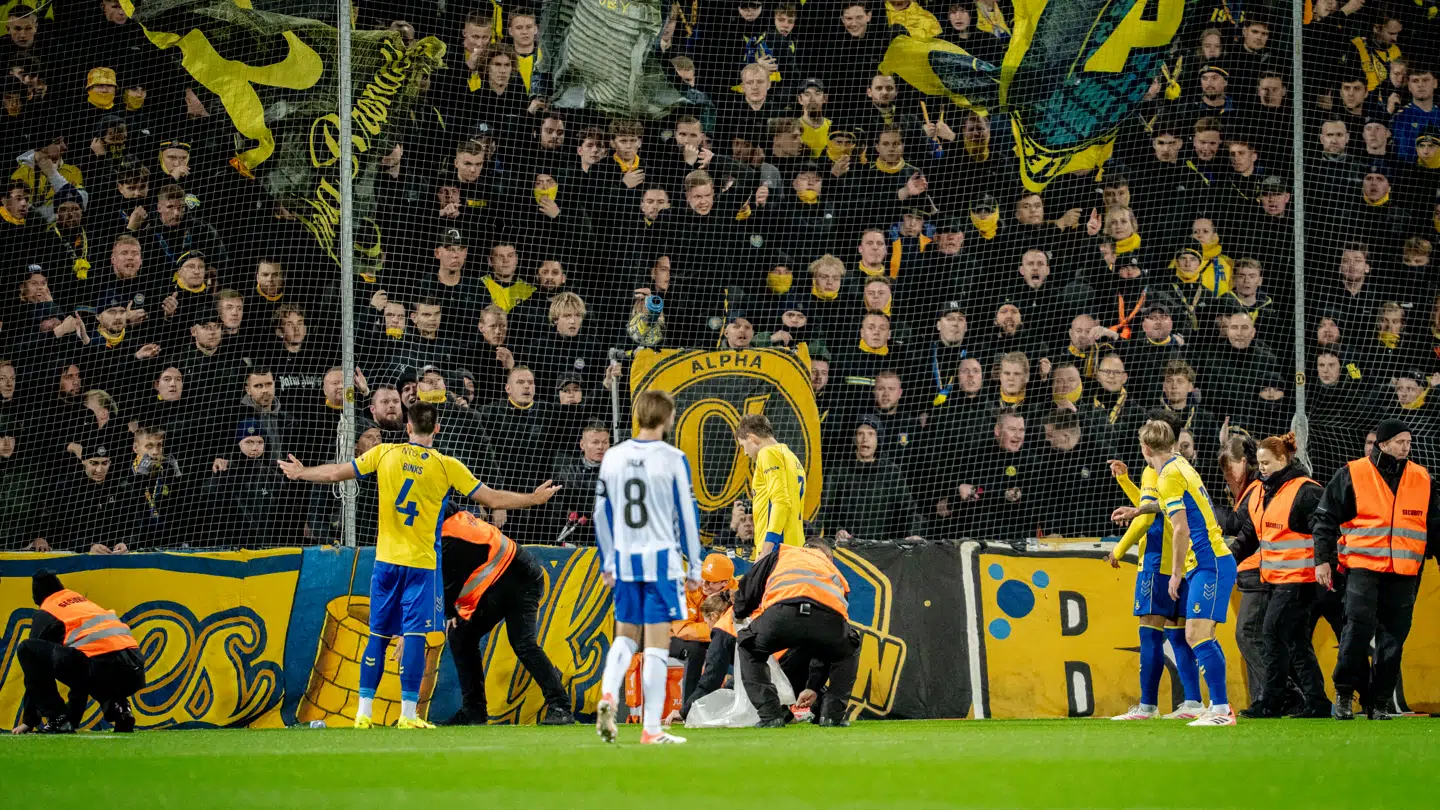 Der blev kastet chokolademønter og tennisbolde på banen i kampen mod OB 27. oktober.