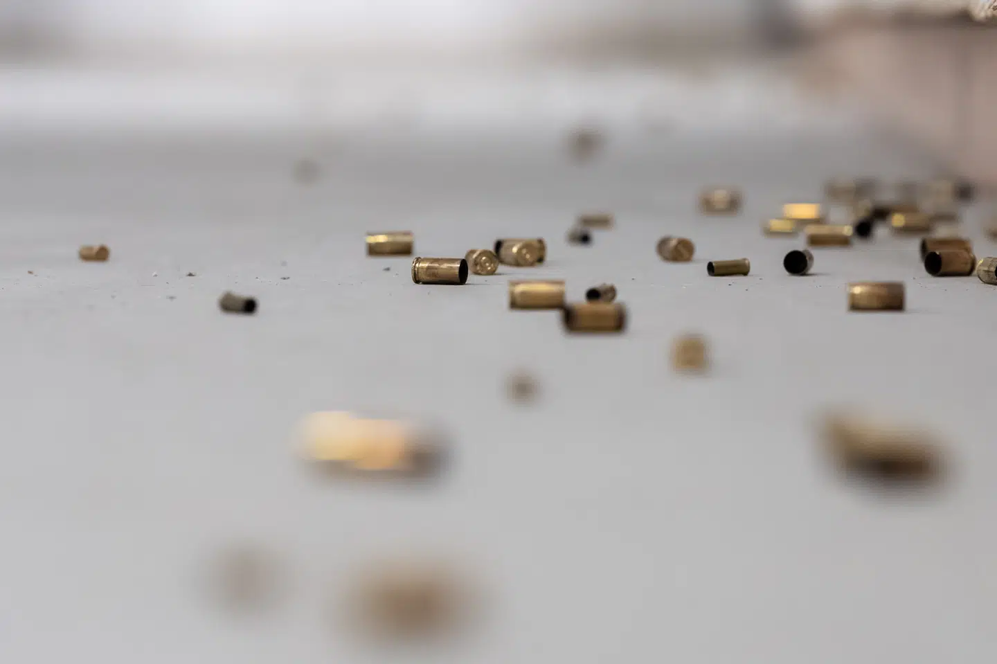 En seniorsergent fra Flyvestation Karup anklages for at misbruge sin adgang til at booke skydebaner og stikke indtægter fra udleje af et våbenrum i egen lomme. Den tiltalte nægter sig skyldig. (Arkivfoto).