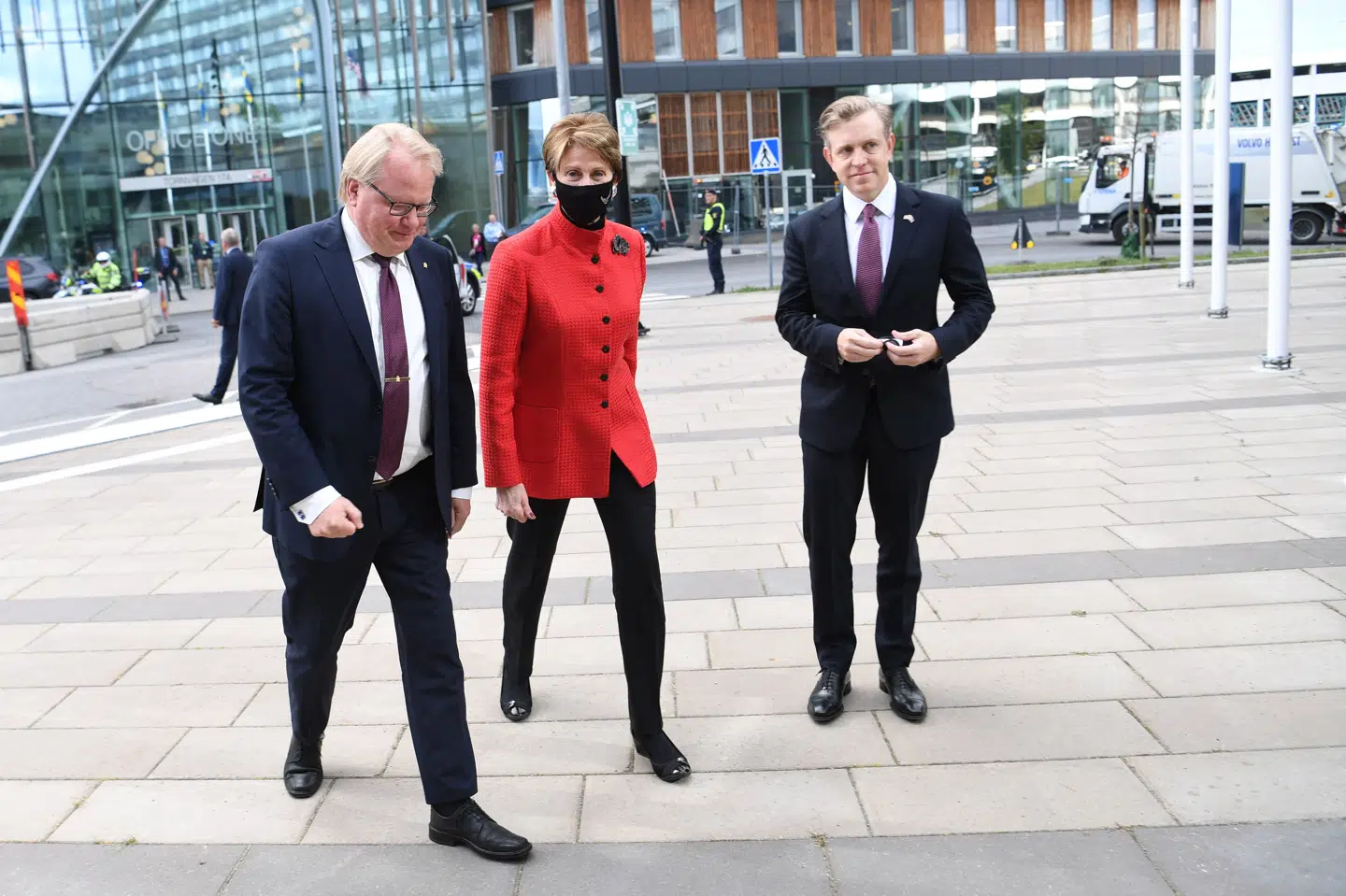 Ken Howery skal i tiltrædelsesaudiens med den danske konge 5. november. Den kommende ambassadør har tidligere været USA's ambassadør i Sverige indtil 2021. På billedet ses han til højre sammen med Sveriges tidligere forsvarsminister Peter Hultqvist og USA's tidligere minister for luftvåbnet Barbara M. Barrett. (Arkivfoto).