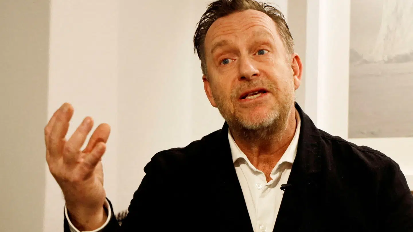 Adam Price viser sit nyeste jagtbytte frem.