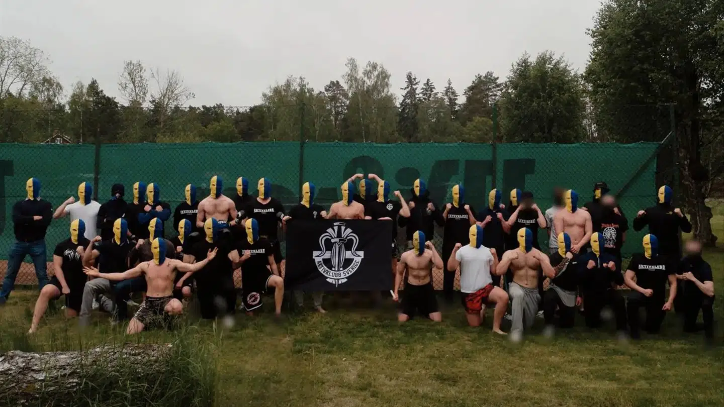 Deltagerne skjuler deres ansigter på et af de gruppebilleder fra en Aktiv Klub, som svensk politi har beslaglagt.