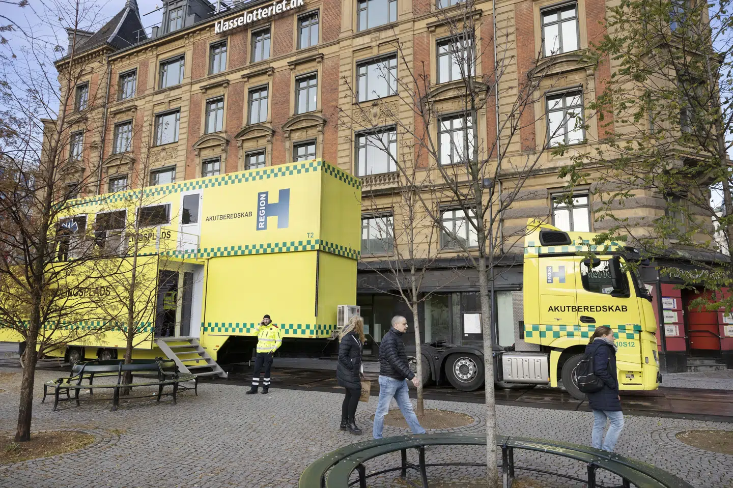 Det mobile behandlingssted har kapacitet på op til 40 personer ad gangen. Den rummer 130 kvadratmeter.