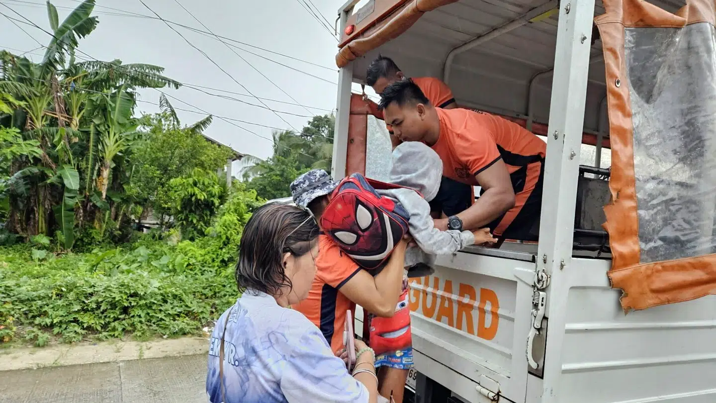 150.000 personer er blevet evakueret fra deres hjem på Filippinerne grundet tyfonen 'Tino'.
