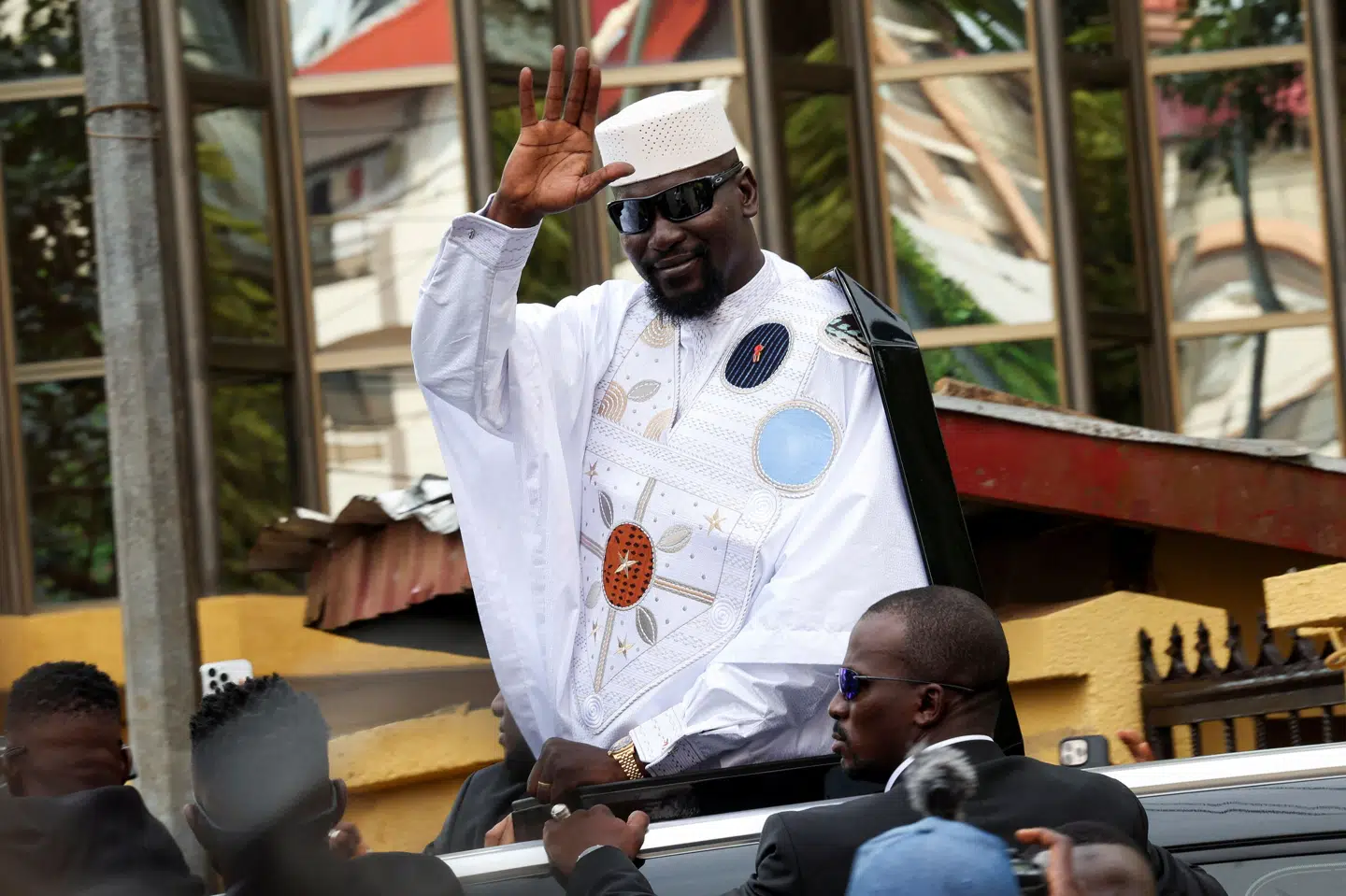 Guineas midlertidige præsident Mamady Doumbouya vinker til sine tilhængere, efter at han mandag har indgivet sit kandidatur til præsidentvalget i december.