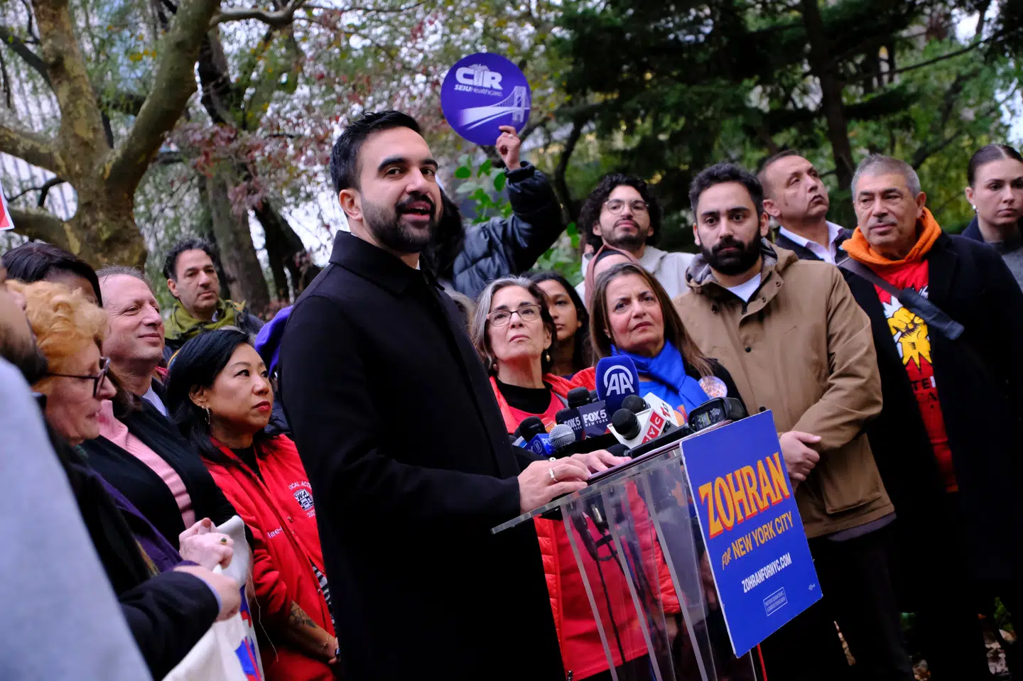 Demokraternes kandidat Zohran Mamdani fører meningsmålingerne forud for borgmestervalget i New York City tirsdag. Det har nu fået Donald Trump til tasterne.