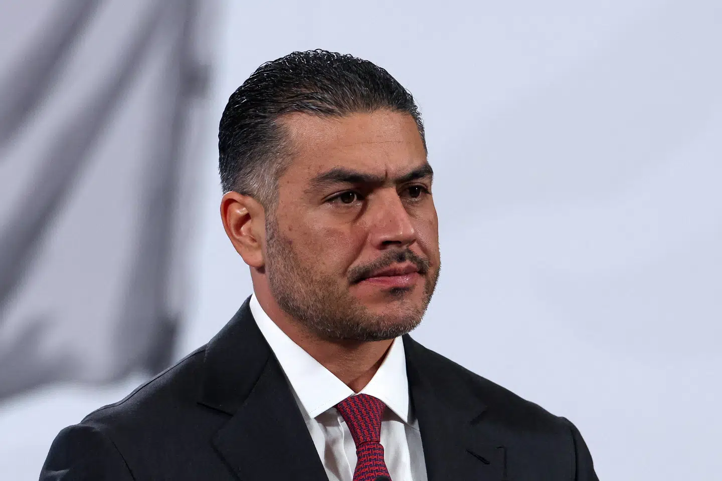 Sikkerhedsminister Omar Garcia Harfuch på et pressemøde mandag. Natten til tirsdag skriver han, at 13 formodede kartelmedlemmer er døde under en skudveksling i Sinaloa.