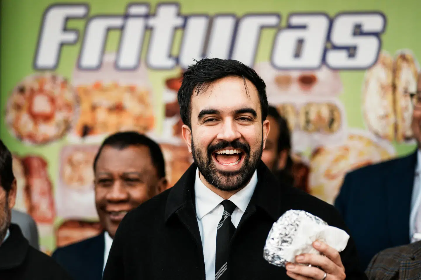 Zohran Mamdani står med en sandwich i hånden, da han bliver fotograferet under et besøg i bydelen Bronx i New York under sin valgkampagne i slutningen af oktober.