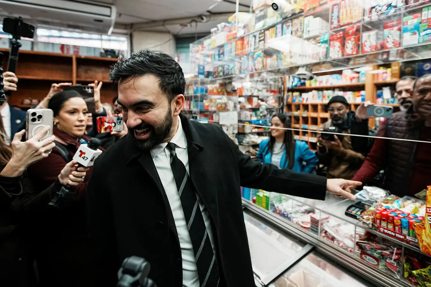Zohran Mamdani besøger en butik i bydelen Bronx under sin politiske kampagne i New York. En central del af Mamdanis politik handler om at gøre det billigere at bo og leve i New York.