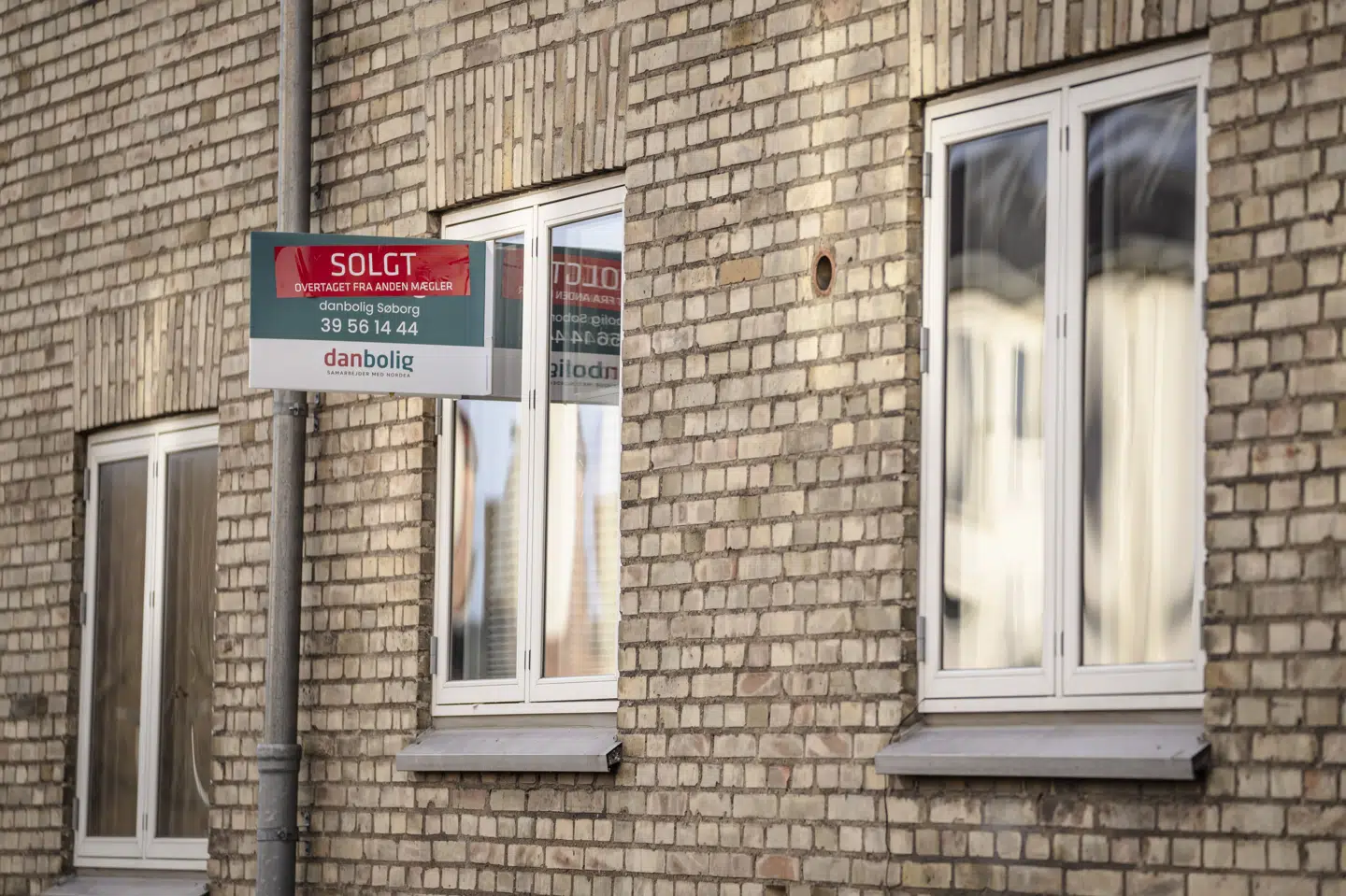 Solgt bolig i Søborg i december 2024. Der sker mange handler på boligmarkedet i øjeblikket, og det presser udbuddet ned. (Arkivfoto).