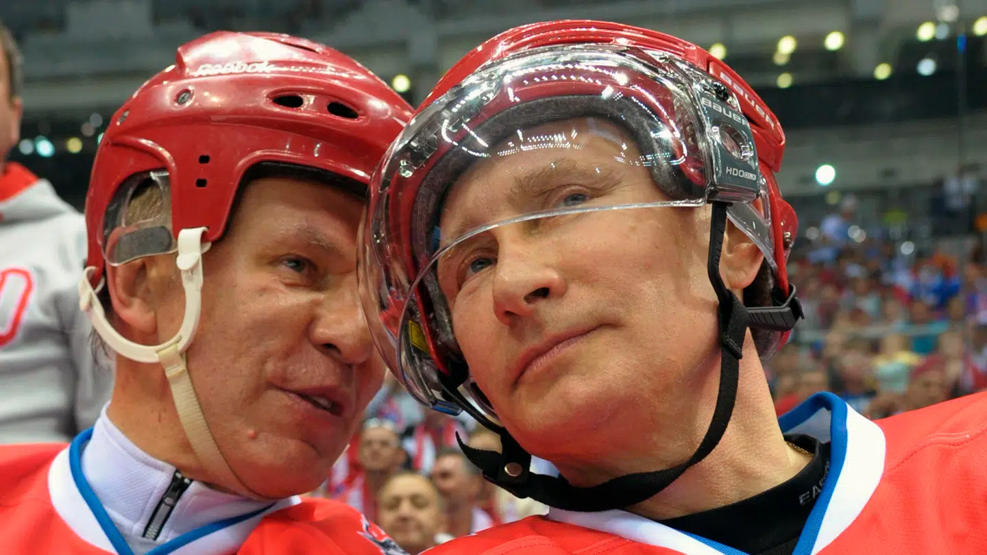 Her ses Vladimir Putin (th) i samtale med Vjatjeslav Fetisov under en show-ishockeykamp i 2014.