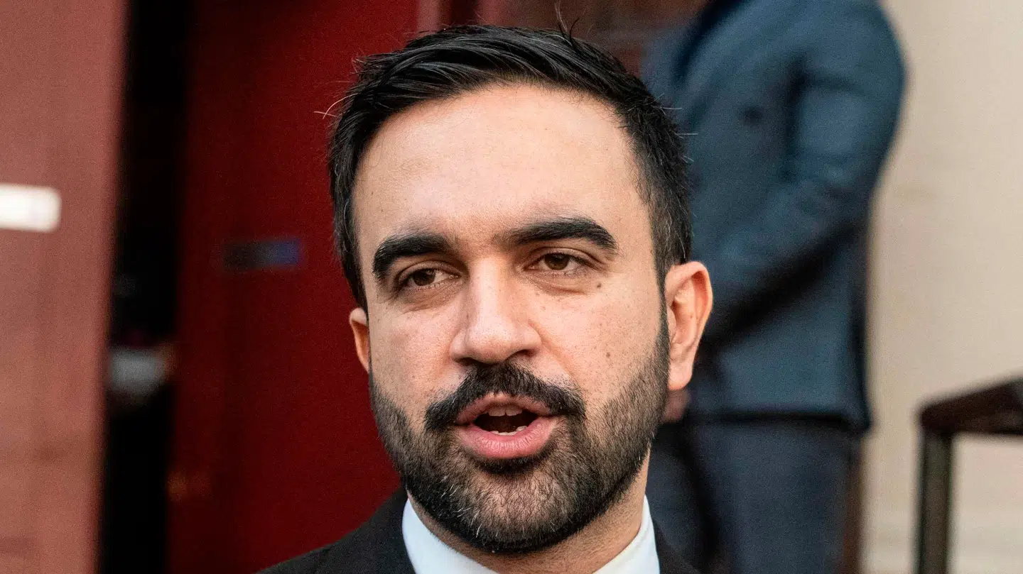 Den venstreorienterede demokrat Zohran Mamdani er klar favorit til at vinde nattens borgmestervalget i storbyen New York.