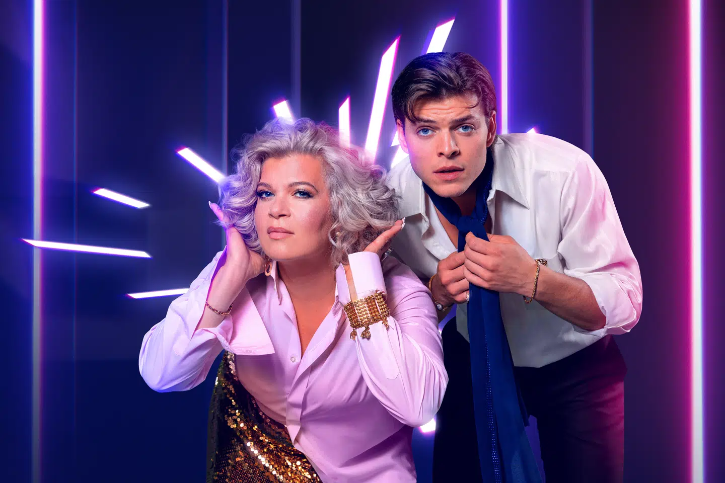 Sara Bro og Alex Høgh Andersen er værtsduoen til Dansk Melodi Grand Prix 2026. Foto: DR / Agnete Schlichtskrull