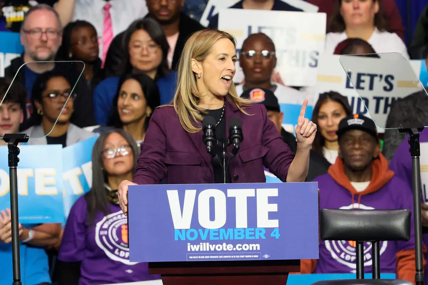 Demokraten Mikie Sherrill er kneben favorit forud for nattens guvernørvalg i delstaten New Jersey.