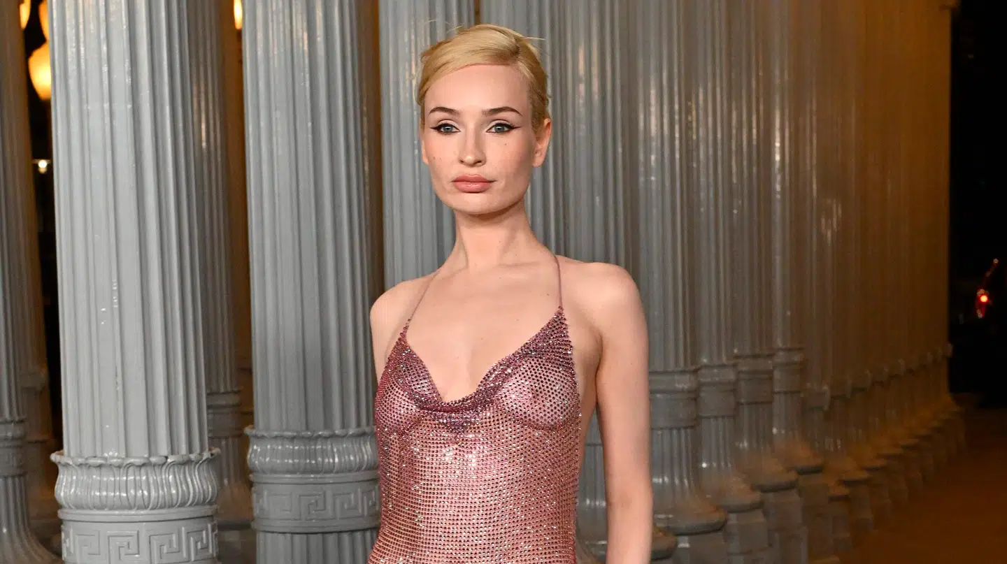 Den tyske sanger og sangskriver, Kim Petras, var lørdag iført en gennemsigtigt kjole, da hun deltog ved Art+film Gala i Los Angeles.