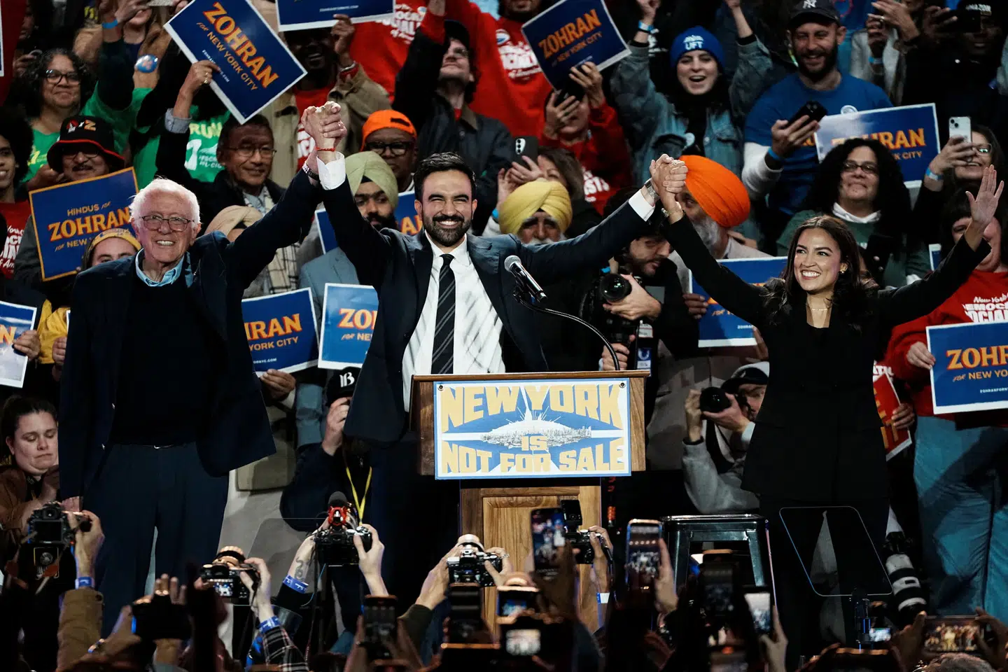 Zohran Mamdani med Bernie Sanders og Alexandria Ocasio-Cortez under et rally i New York i slutnigen af okotber. Foto: Eduardo Munoz, Scanpix