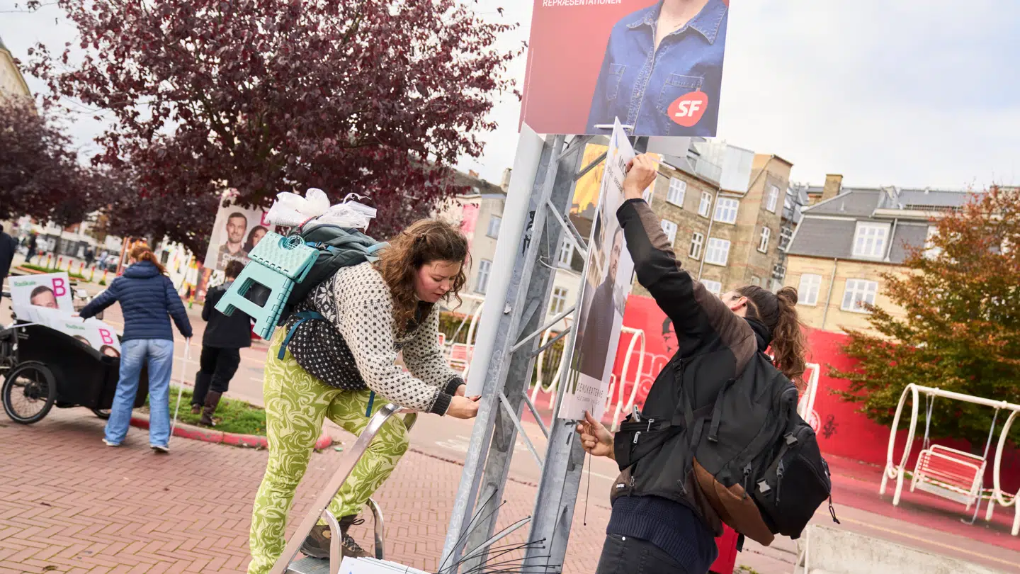 Ophængningen af valgplakater til kommunal, – og regionalvalget på Den Røde Plads i København lørdag den 25. oktober 2025. Københavns beskæftigelses- og integrationsborgmester, Jens-Kristian Lütken (V) vil nu ændre den populære Nørrebro-plads' navn.