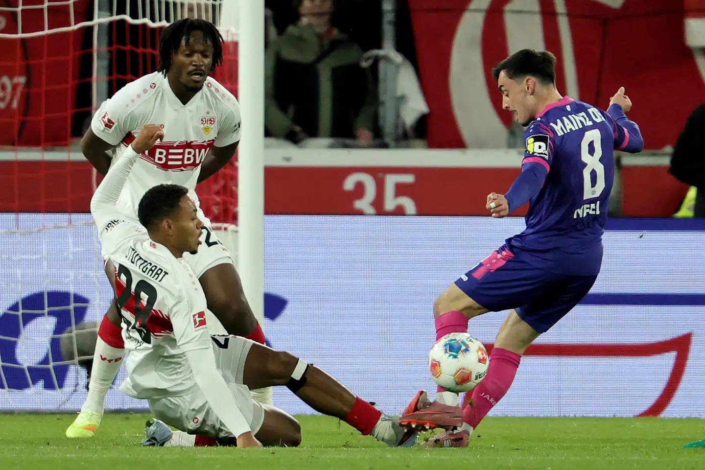 Nikolas Nartey spiller for Stuttgart i Bundesligaen.