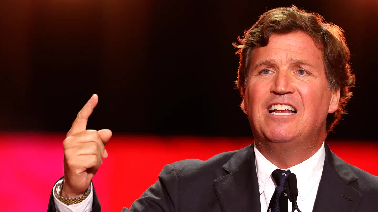 Et interview foretaget af den konservative tv-vært Tucker Carlson i sidste uge har fået den amerikanske højrefløj på den anden ende.