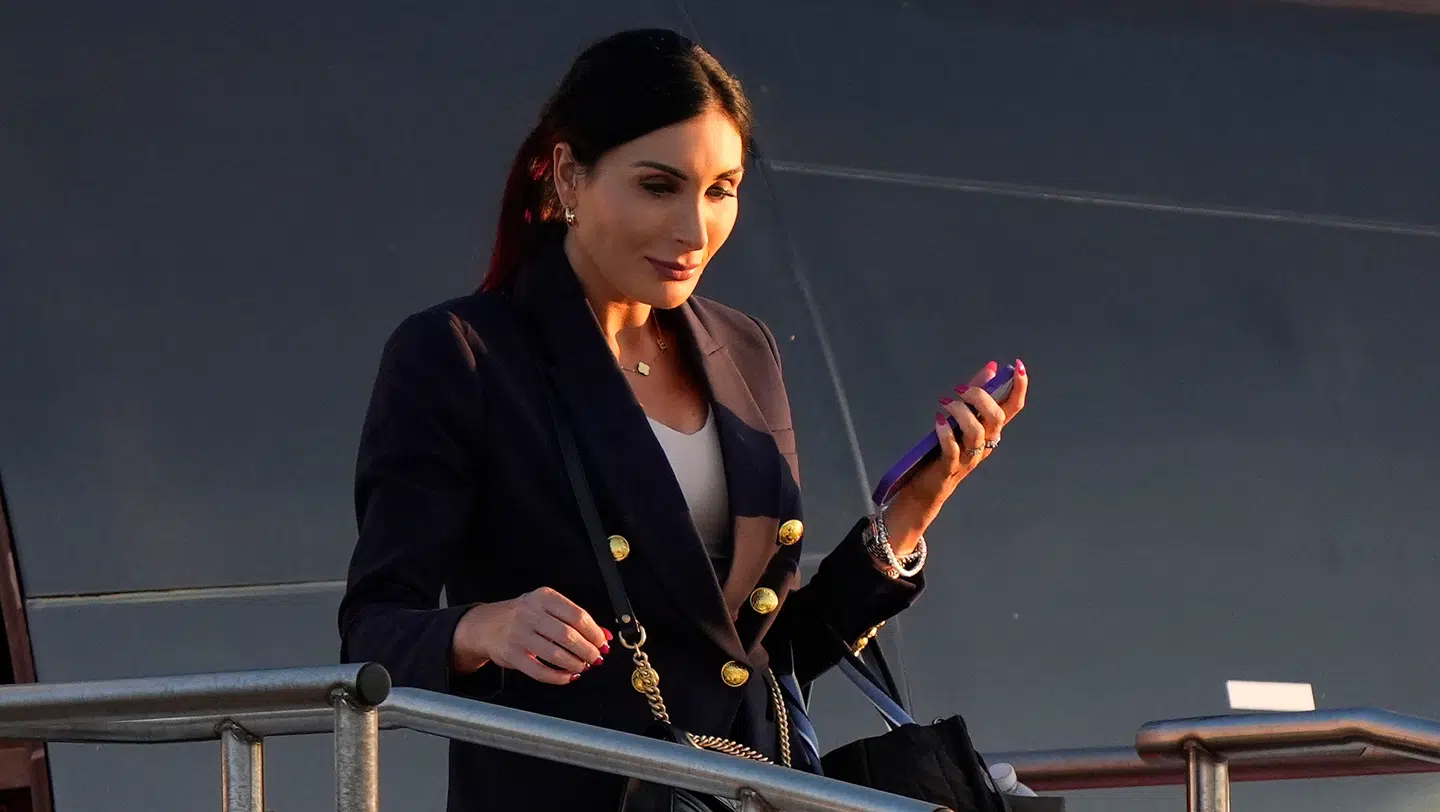 Den kendte konservative superinfluencer Laura Loomer er også harmfuld over Tucker Carlsons interview.