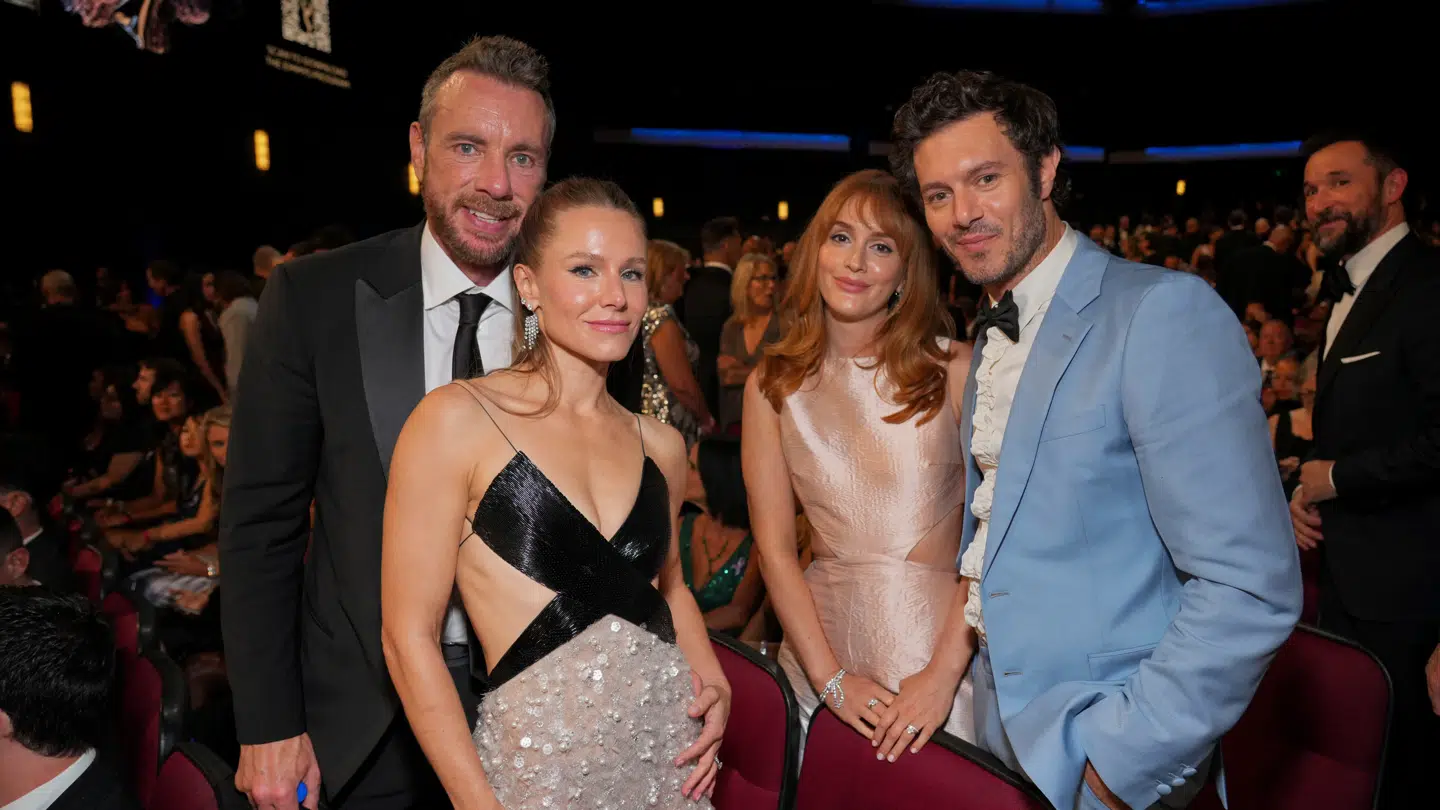 Anden sæson af Netflixserien Nobody Wants This løber lige nu over skærmen, hvor Kristen Bell spiller hovedrollen – Adam Brody og Leighton Meester medvirker også.