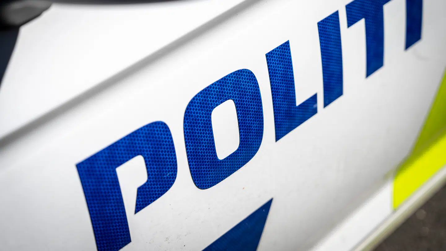 Efter politiets opfattelse nåede den 49-årige mand at krænke blufærdigheden hos omkring 50 unge kvinder på skolernes sidste skoledag.