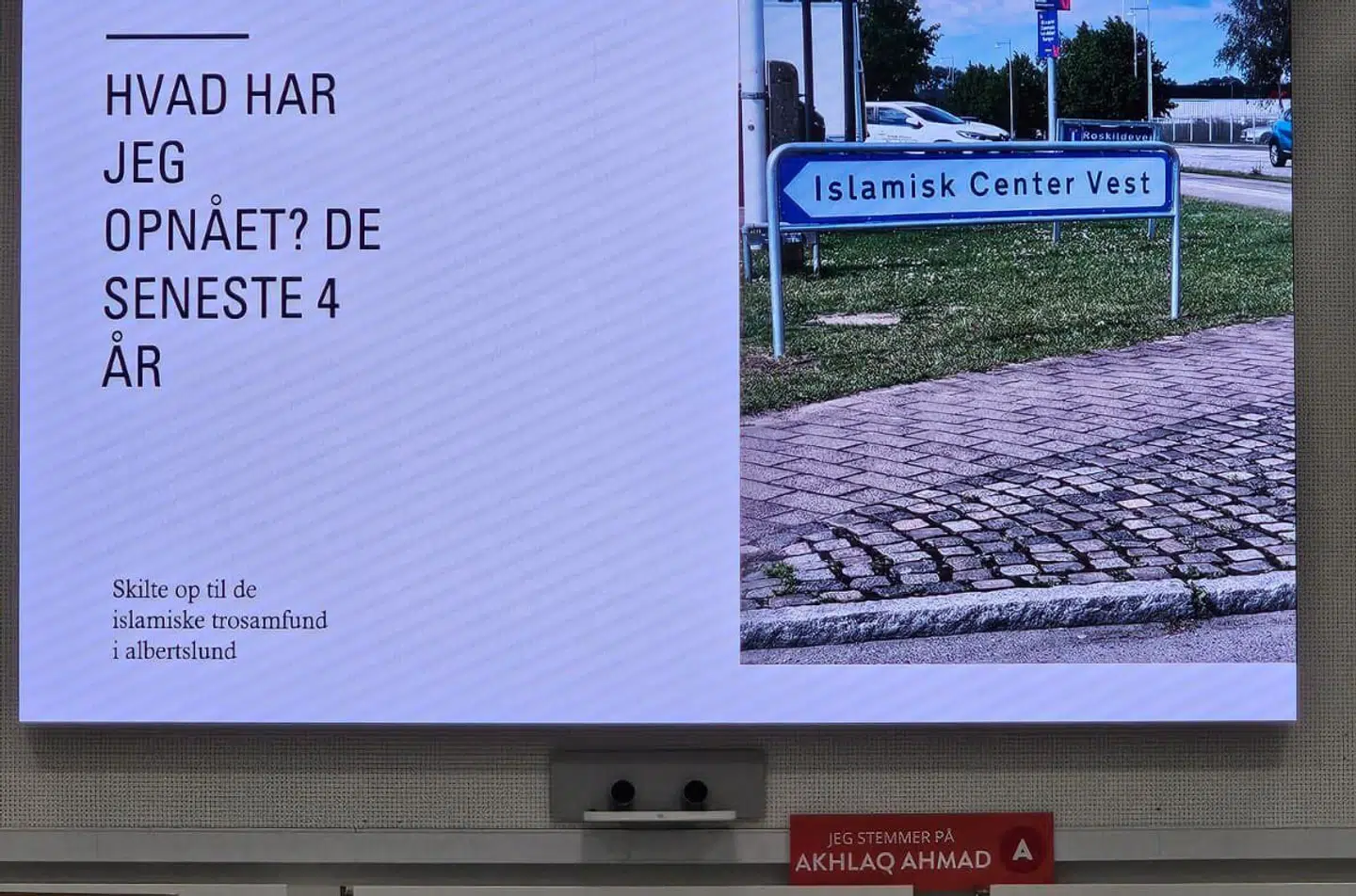 S-kandidaten fremlægger stolt, hvad han har opnået i sin tid som kommunalbestyrelsen - nemlig flere skilte til Islamisk Center Vest.