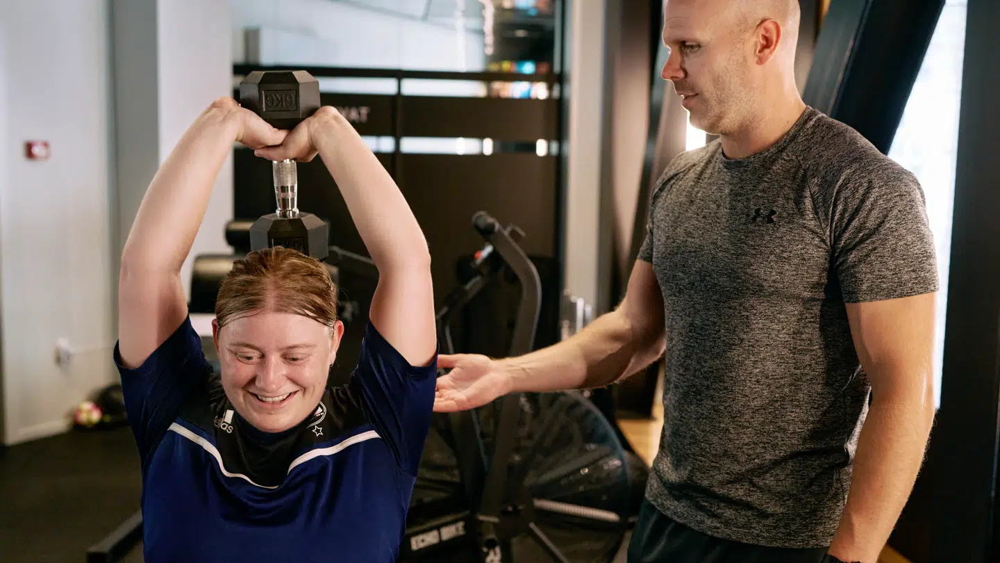 Moms på holdtræning i fitness-centere, på yoga-undervisning og som her personlig træning får prisen til at stige på danskernes motionsabonnementer. (Arkivfoto)